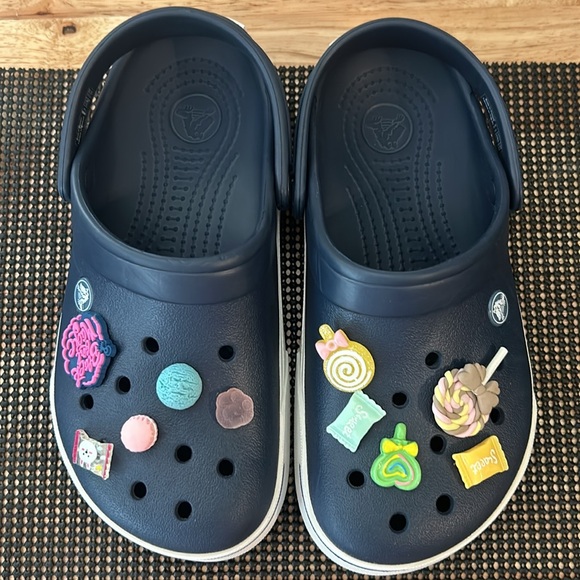 Crocs size 5 Men’s 7 Women’s Navy Blue and White with various jems. - Picture 4 of 4